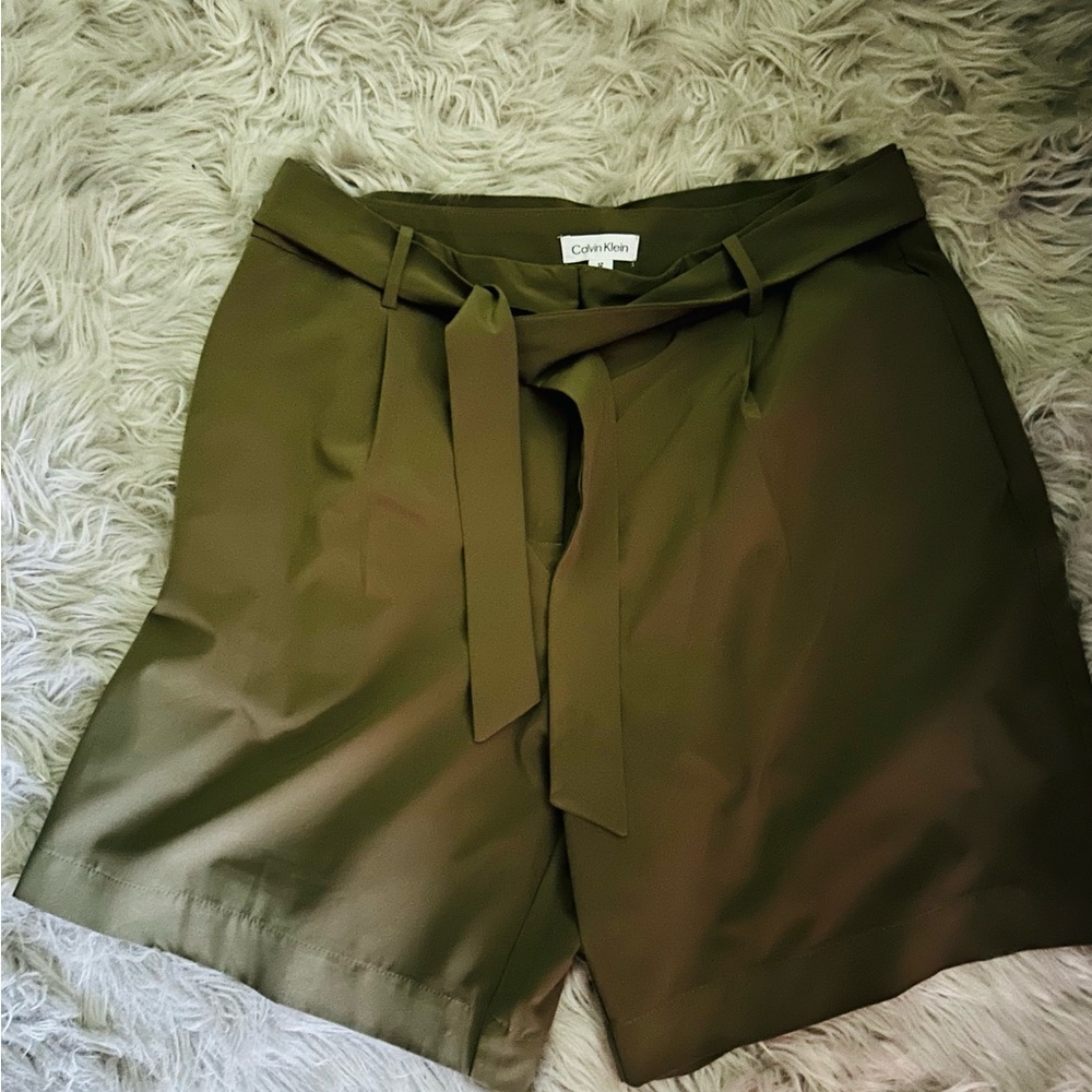Calvin Klein High Waist Green Shorts with Tailored Pleats & pockets - Picture 3 of 5
